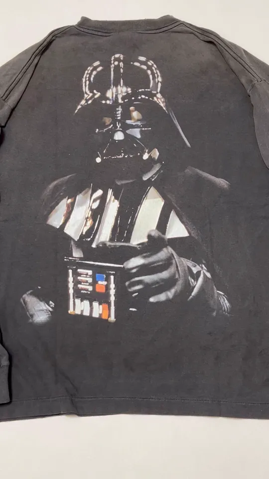 SAINT Mxxxxxx × STAR WARS SW_LS TEE /DARTHVADER/BLK Star Wars co-branded model Darth Vader/Anakin Skywalker distressed long sleeves washed black S-XL The print comes from "Anakin Skywalker" in "STAR WARS Episode I/The Phantom Menace" The impressive poster visual and the design of "Darth Vader" printed on the back The entire garment is hand-processed with dirt, washed with water, and printed with a distressed feel, which perfectly interprets the artistic specialty of NEW VINTAGE. In addition, the original co-branded main mark/wash mark/little angel anti-counterfeiting mark can be customized. It can be said that every detail of ZP is perfectly reproduced.
